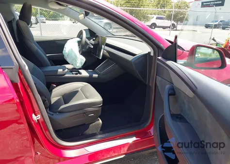 2026 Tesla Model Y Long Range Dual Motor All-Wheel Drive/Long Range Launch Series из США, поврежденный, VIN 7SAYGDEE9TA389415